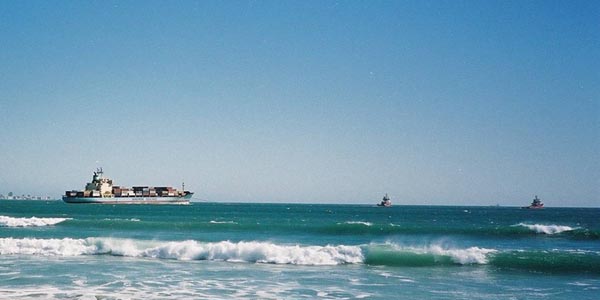 Sealand Express with the tugs moving towards the middle of Table Bay